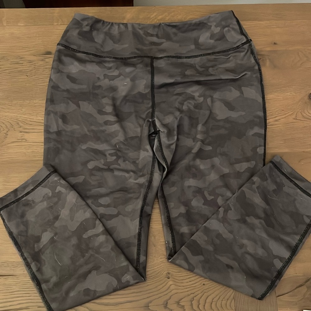 Grey & Black camo colored leggings, size L